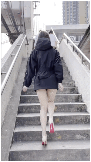 阿朱老师街头网袜露出